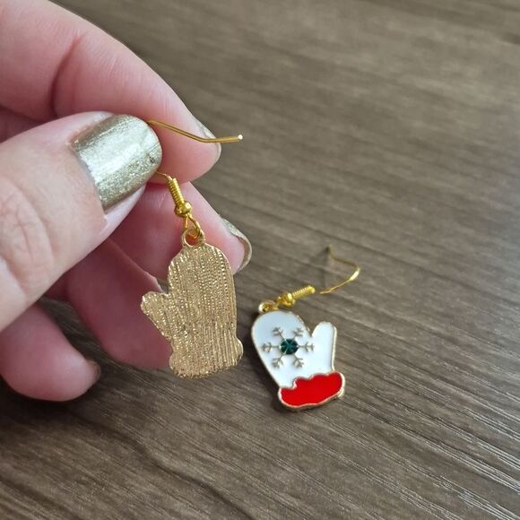 Black Friday Deals ◇ Festive Holiday Mitten Earrings with Snowflake Design - Picture 5 of 6